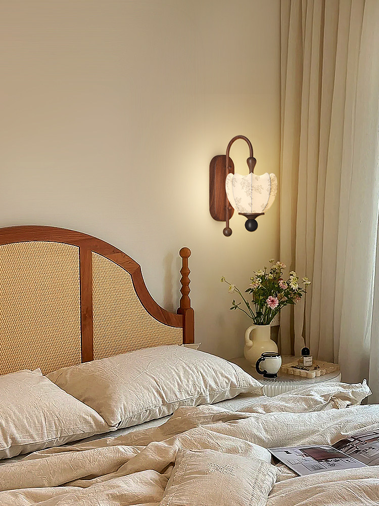 Retro Wabi Sabi Style Homestay - Lighting Decoration On Wall ulasan dan harga